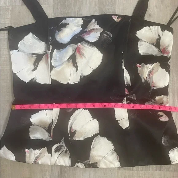 White House Black Market 100% silk floral halter top. See pics for measurements - Picture 7 of 14